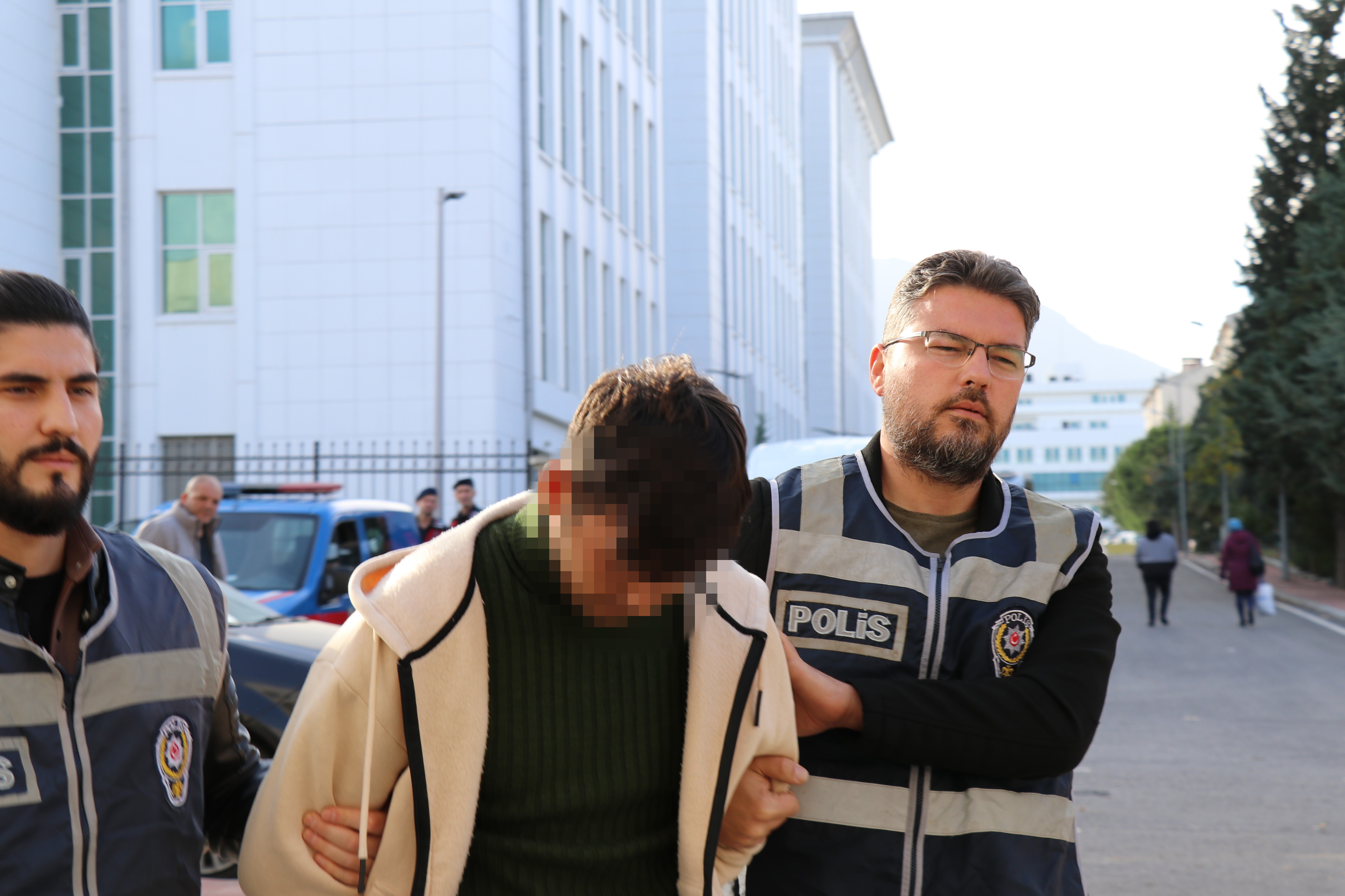 SOKAK ORTASINDA CAN VEREN GENCİ KISKANÇ KOCA ÖLDÜRMÜŞ