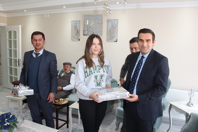 Kaymakam Yaylacı Başarılı Öğrenciyi Ziyaret Etti