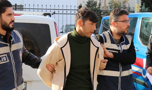 Kıskançlık Krizine Girdi. Elini Kana Buladı
