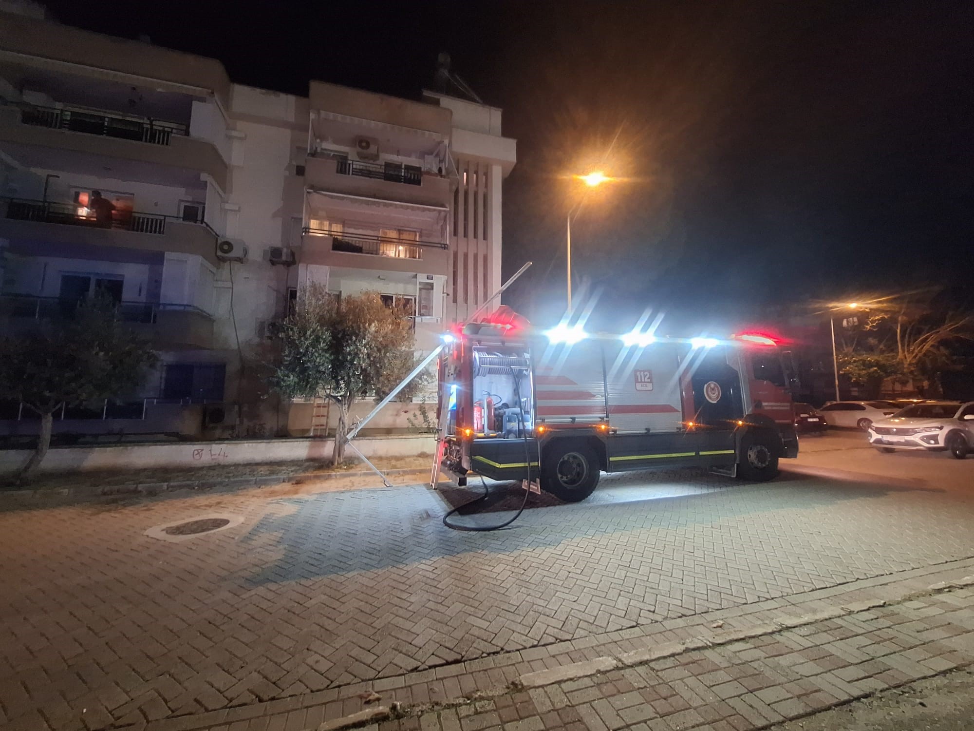 YEMEK YAPARKEN YERE DÜŞTÜ