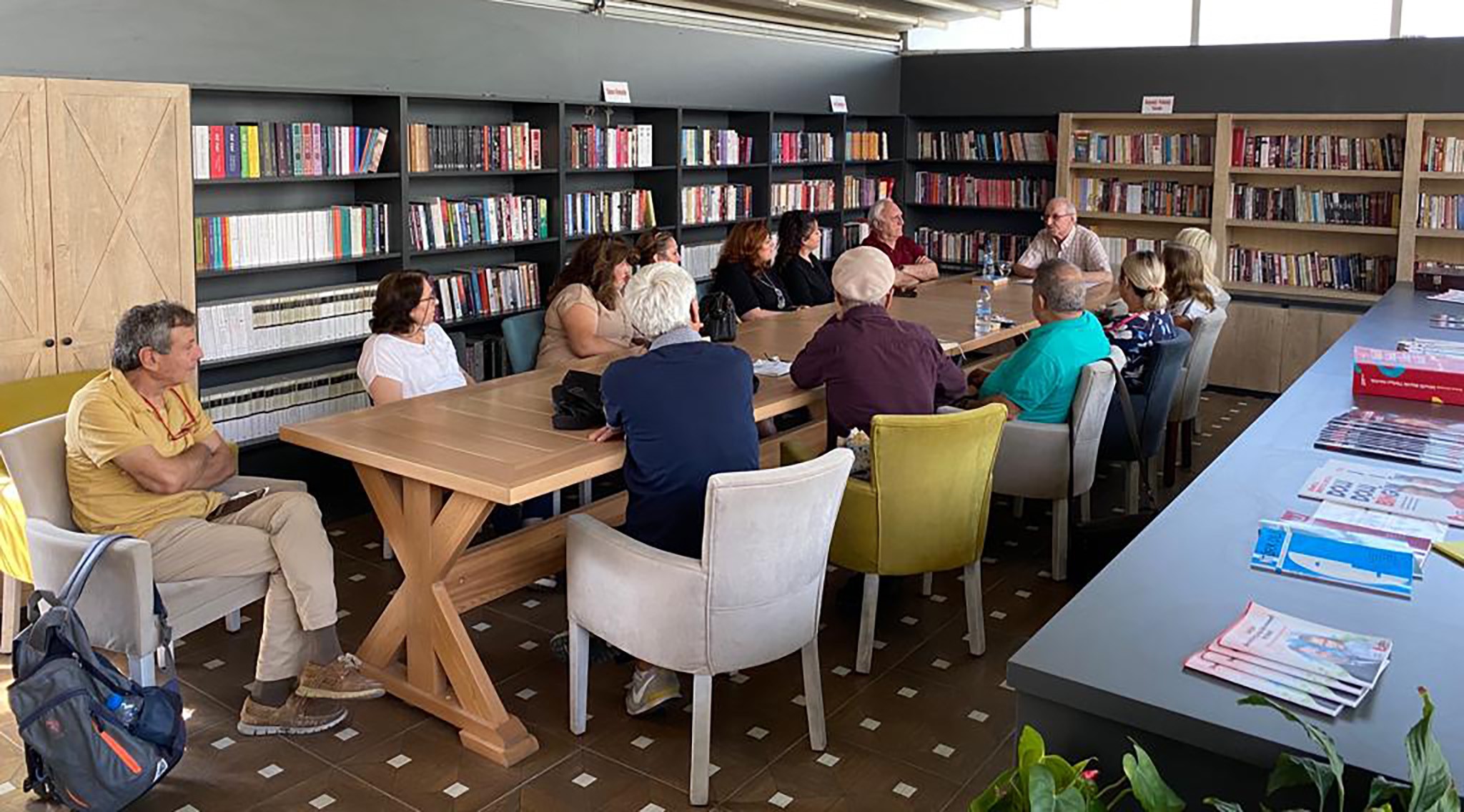ÖĞRETMEN BAŞKANDAN BAYRAKLI’YA 6 KİTAP KAFE