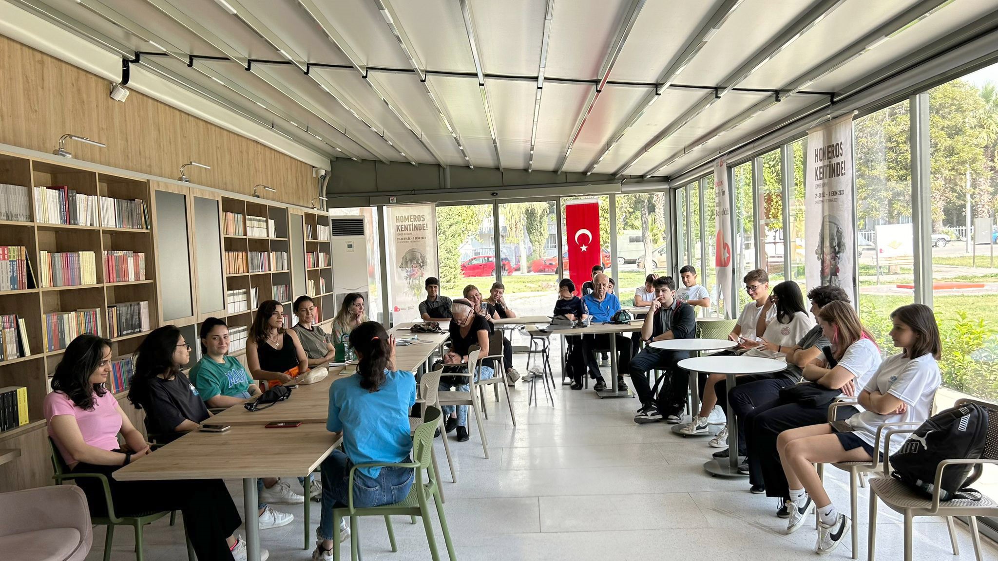ÖĞRETMEN BAŞKANDAN BAYRAKLI’YA 6 KİTAP KAFE