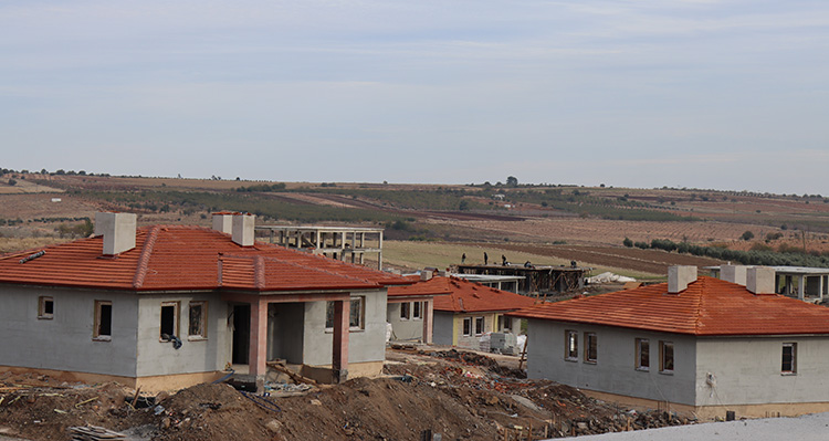 DEPREMZEDELER İÇİN YAPILAN KÖY KONUTLARI YÜKSELİYOR