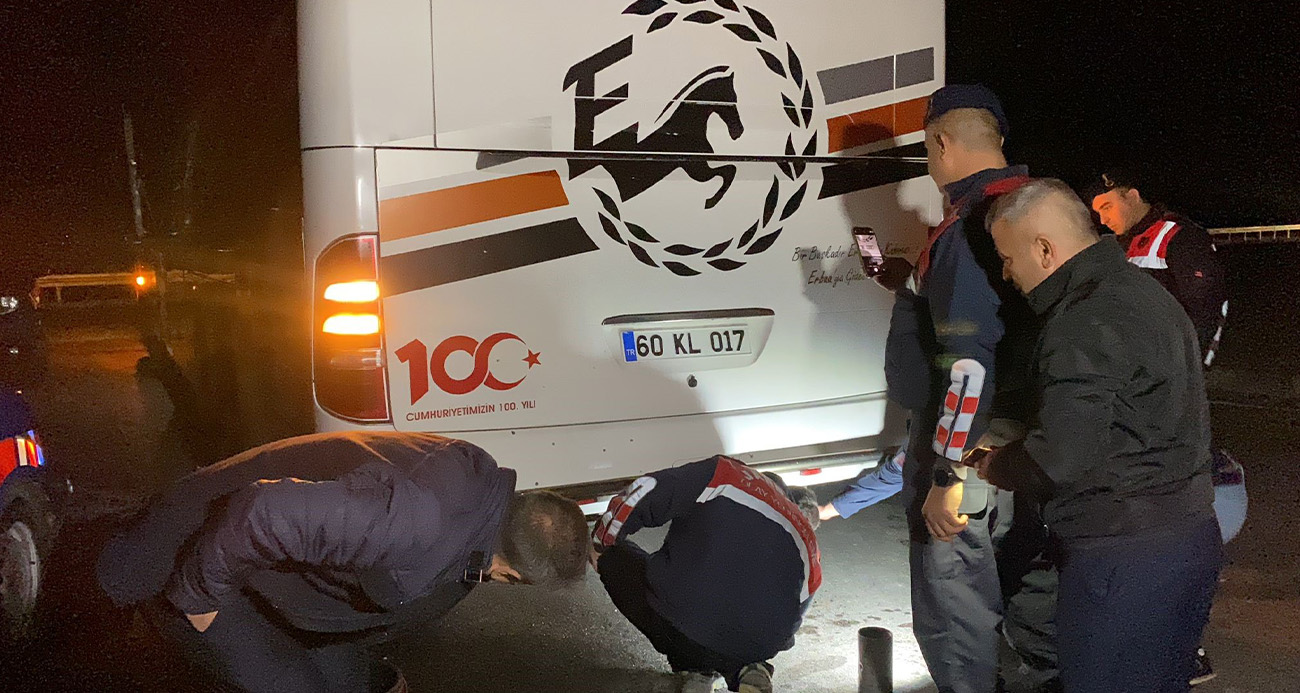 Seyir halindeki yolcu otobüsü kurşunlandı