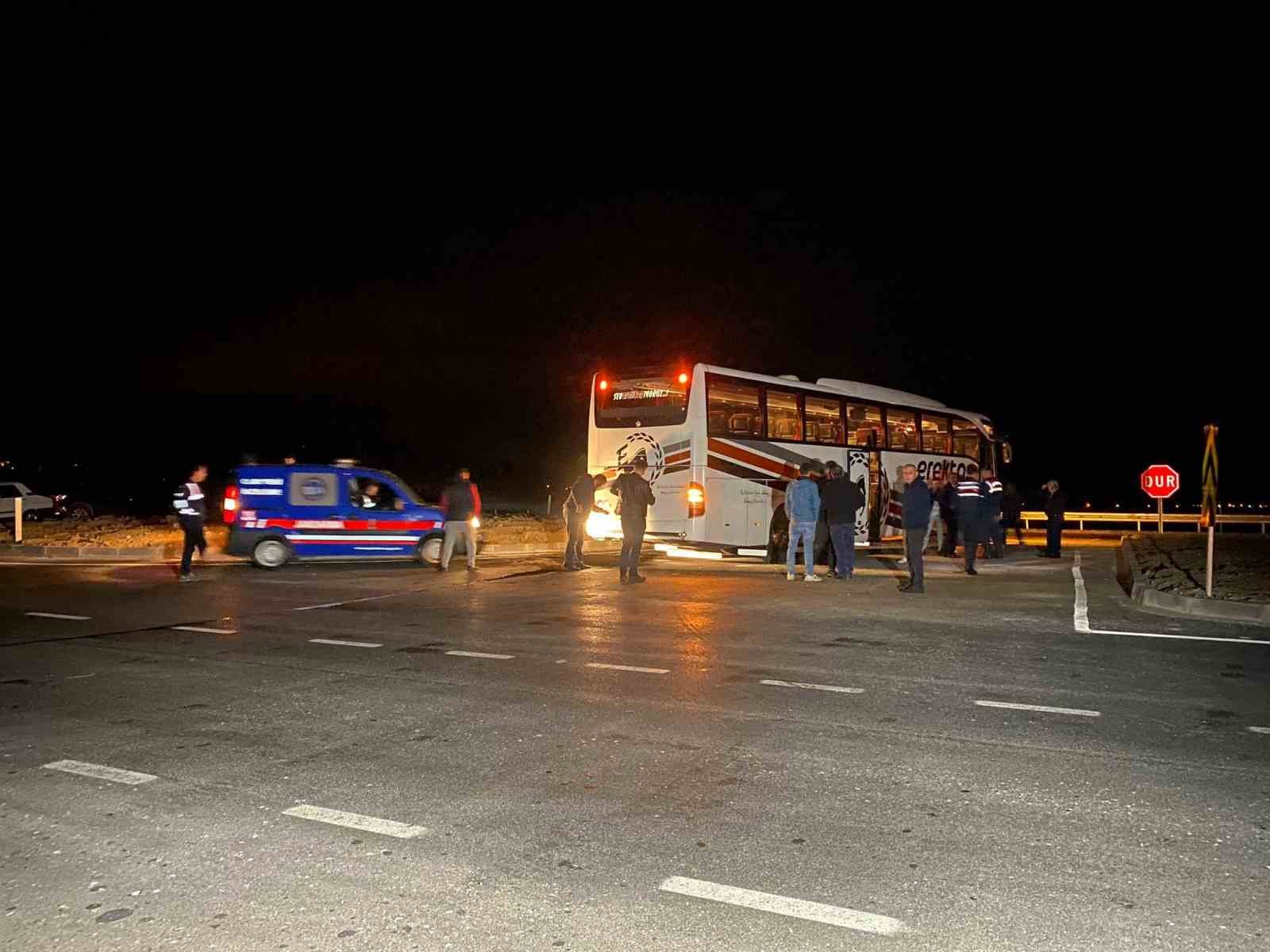 Seyir halindeki yolcu otobüsü kurşunlandı