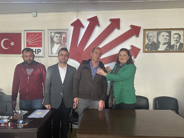 Memleket Partisinden İstifa Etti. CHP'de Rozetini Köksal Taktı