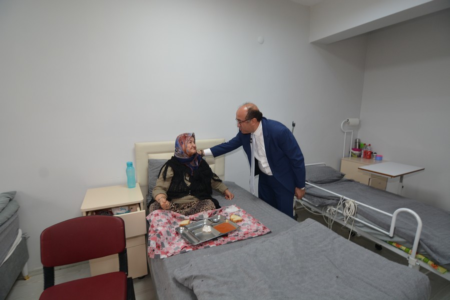 BAŞKAN DR. MUSTAFA ÇÖL’DEN ENGELLİ BAKIM MERKEZİNE  ZİYARET