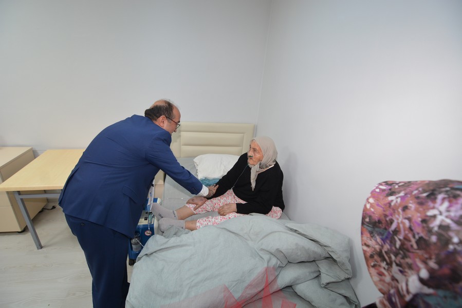 BAŞKAN DR. MUSTAFA ÇÖL’DEN ENGELLİ BAKIM MERKEZİNE  ZİYARET