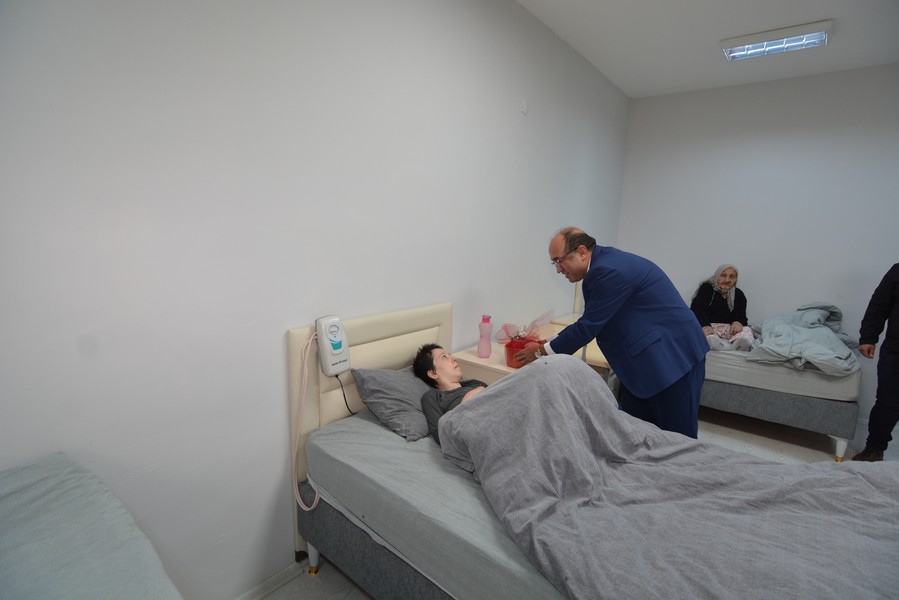 BAŞKAN DR. MUSTAFA ÇÖL’DEN ENGELLİ BAKIM MERKEZİNE  ZİYARET