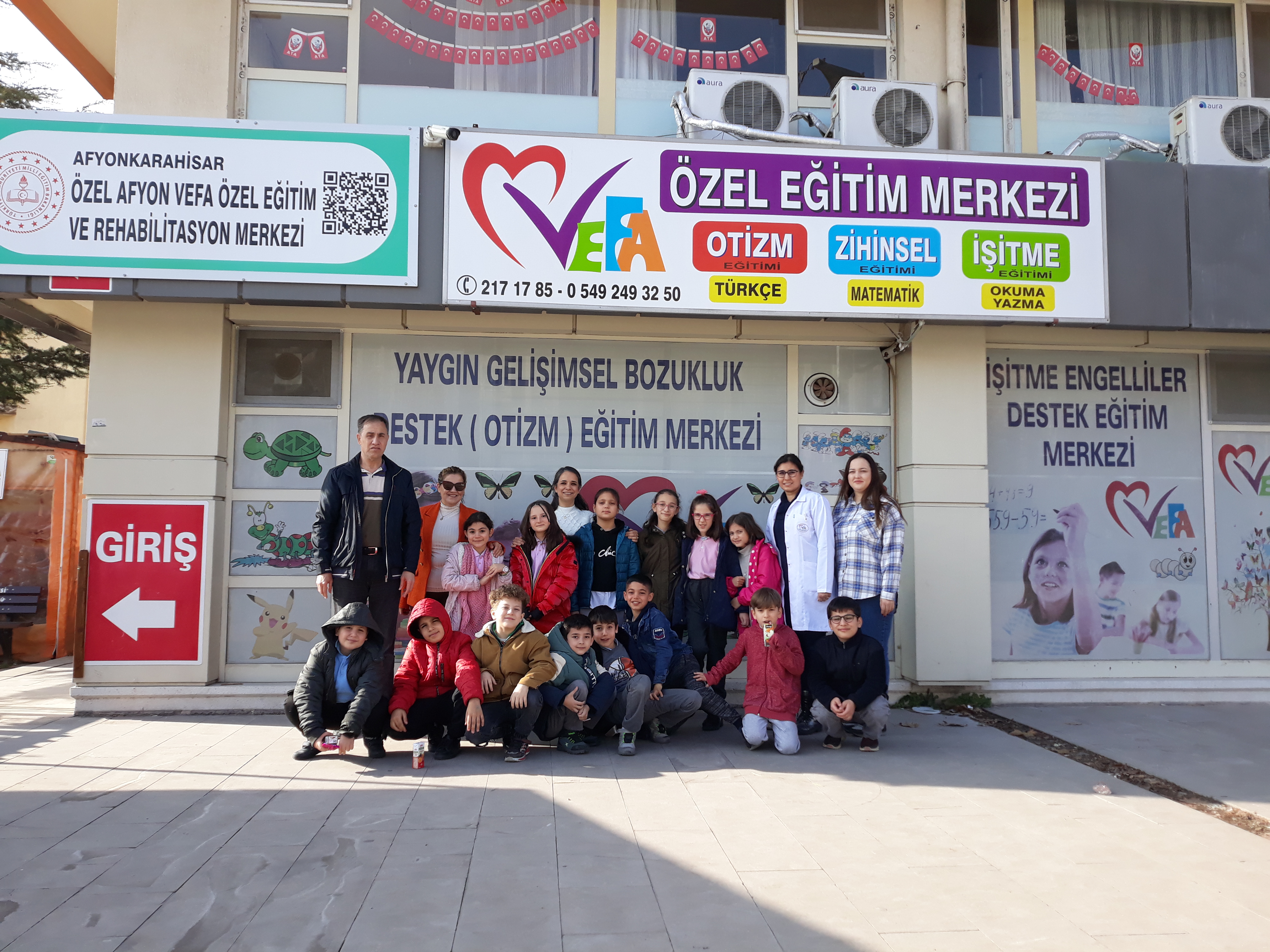 Minik öğrenciler engelli kardeşlerini unutmadı