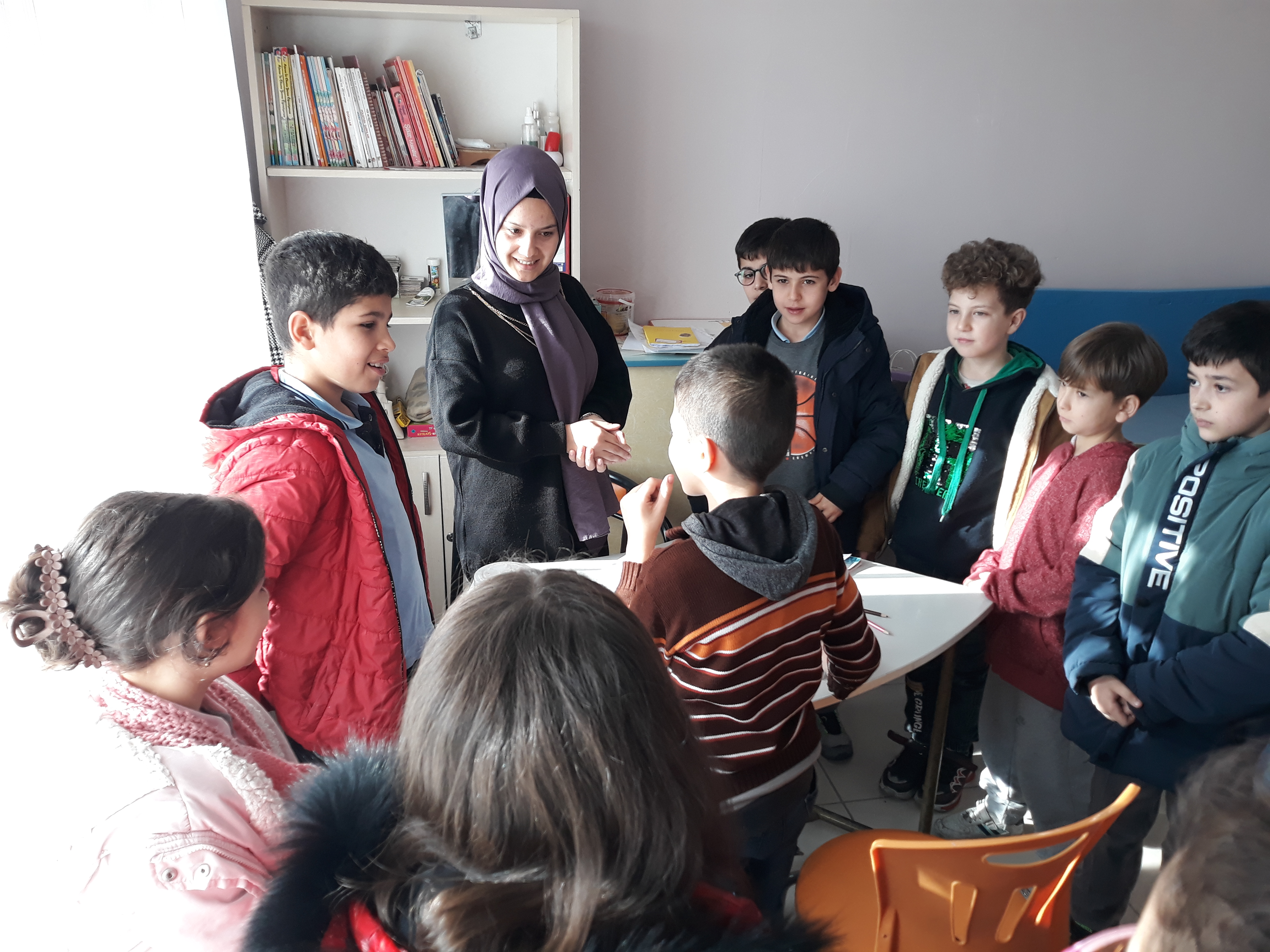 Minik öğrenciler engelli kardeşlerini unutmadı