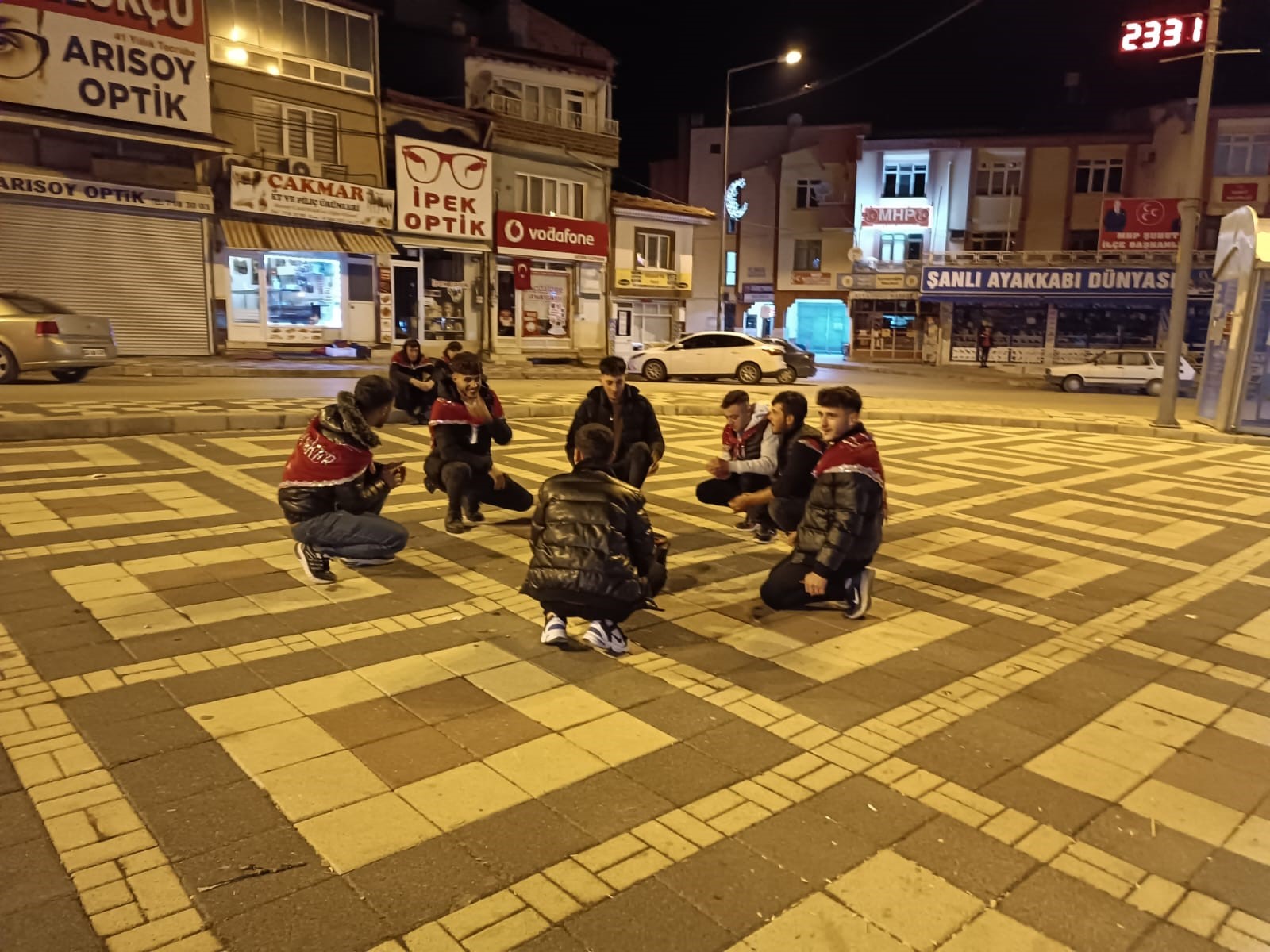 Meydanda Oyun Havaları Eşliğinde Oynadılar