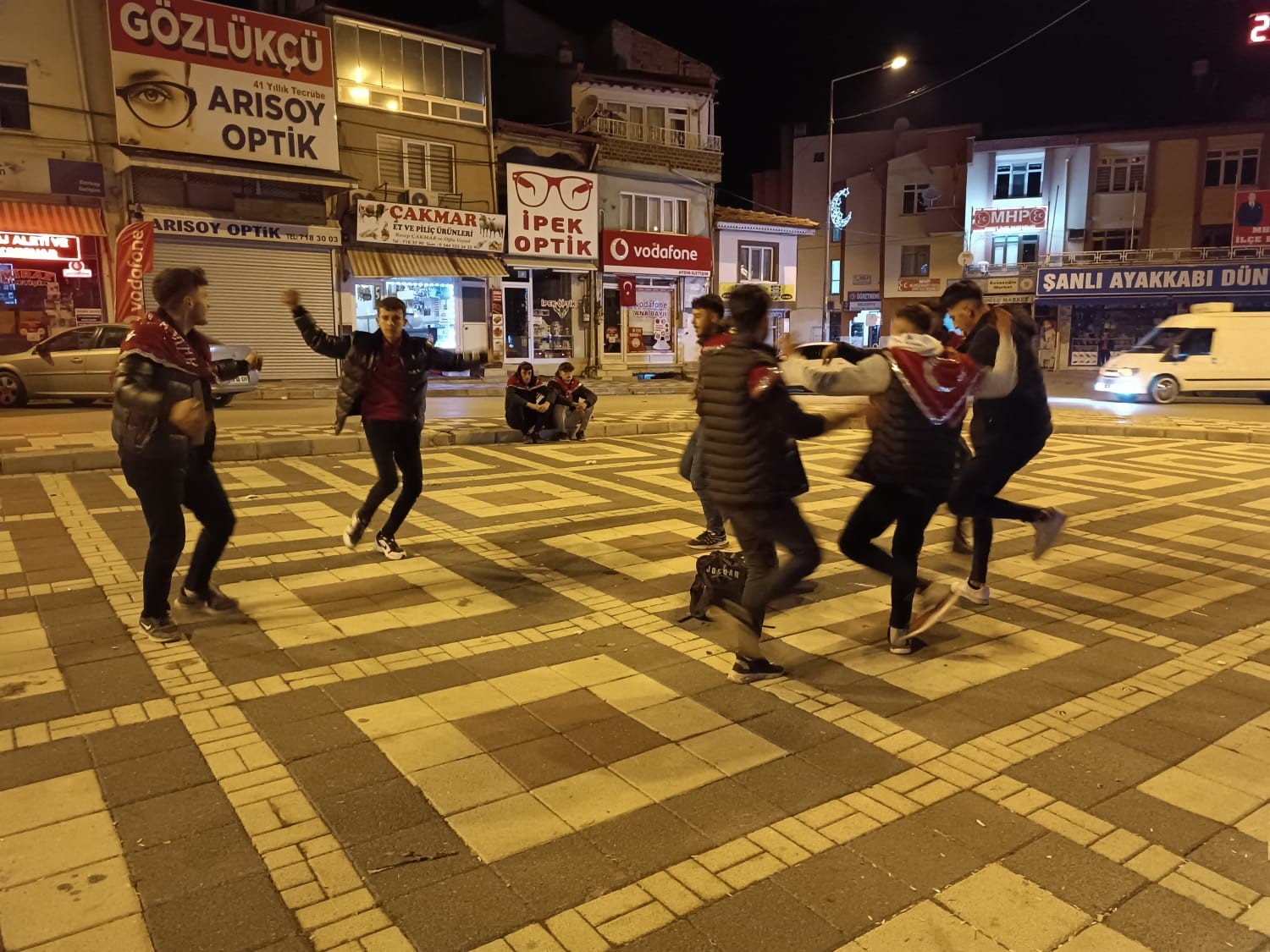 Meydanda Oyun Havaları Eşliğinde Oynadılar