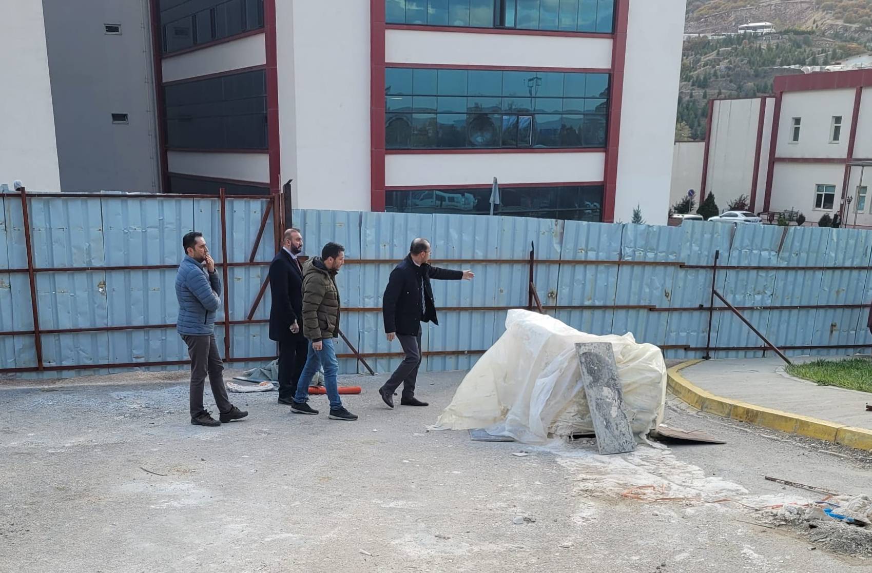 Rektör Okumuş Sağlık külliyesindeki inşaati yerinde inceledi