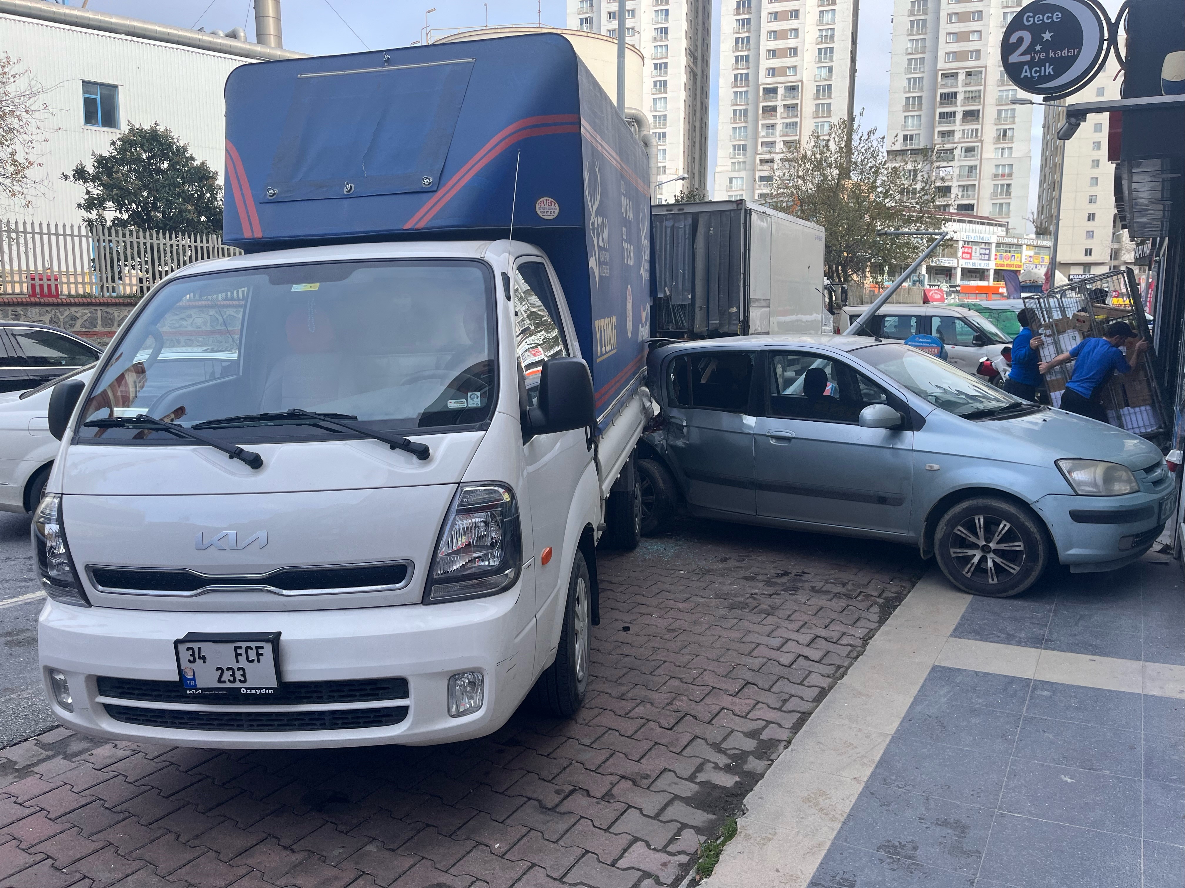 Direksiyon Hakimiyetini Kaybeden Sürücü Ortalığı Birbirine Kattı