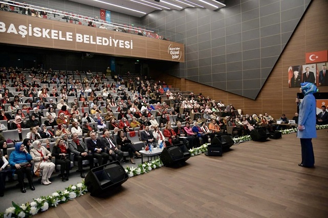 Vali Kübra Güran Yiğitbaşı'ya Yoğun İlgi  "Yeni Çağa İlham Veren Yüzyılın Kadınları" Adlı Söyleşiye Katıldı