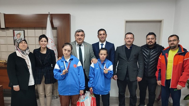 Afyonlu Özel Sporcular Göğüs Kabartı. Milli Eğitim Müdürü Miraç Sünnetci'yi Ziyaret Ettiler