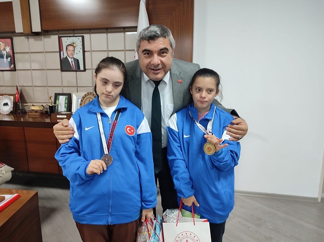 Afyonlu Özel Sporcular Göğüs Kabartı. Milli Eğitim Müdürü Miraç Sünnetci'yi Ziyaret Ettiler