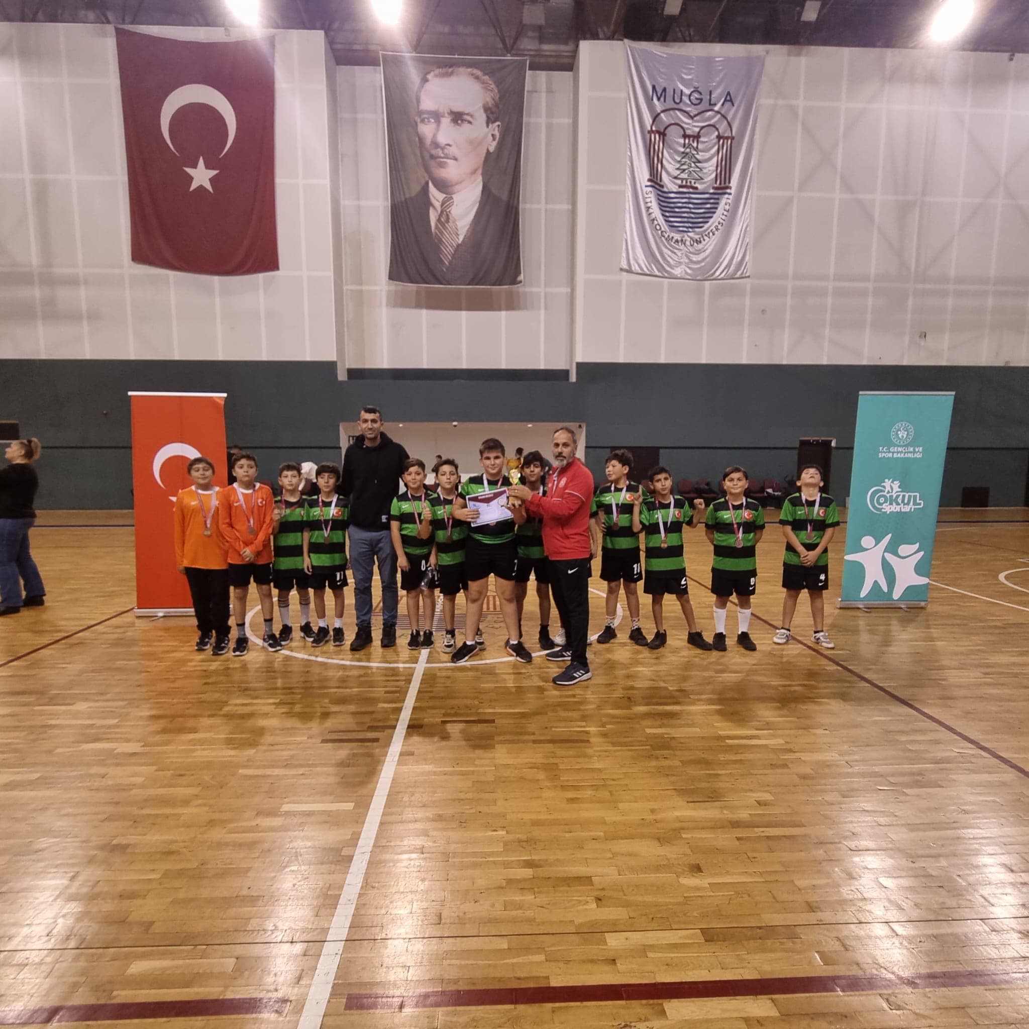 KÜÇÜK ERKEKLER HENTBOL İL BİRİNCİSİ OLDU