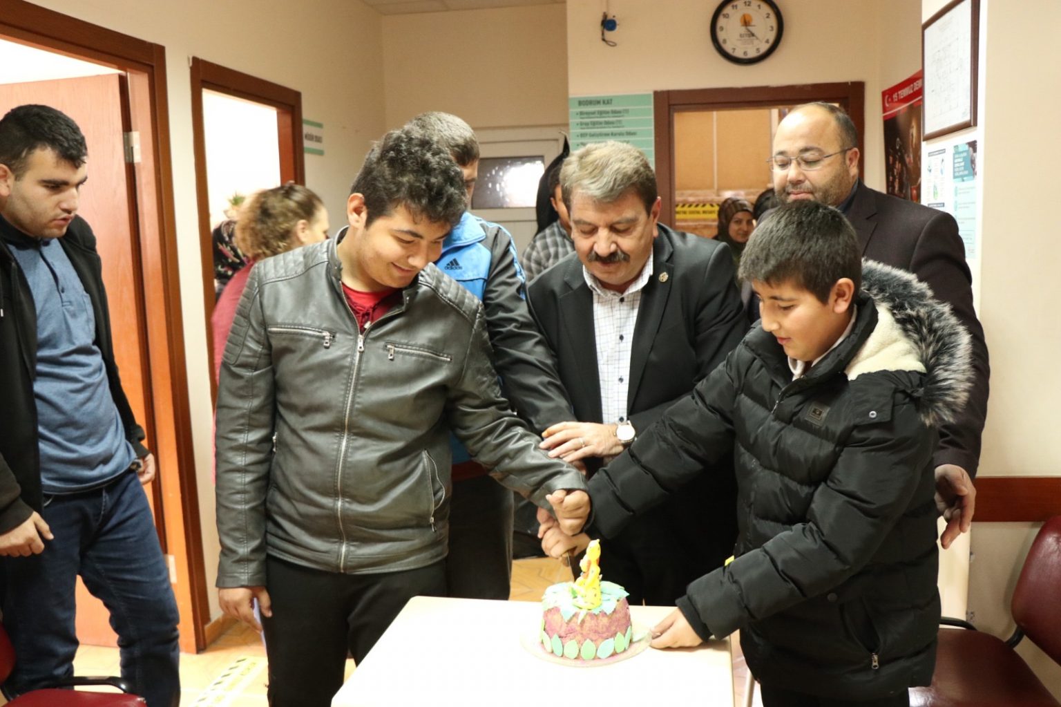 Başkan Sarı çocukları özel günlerinde yalnız bırakmadı