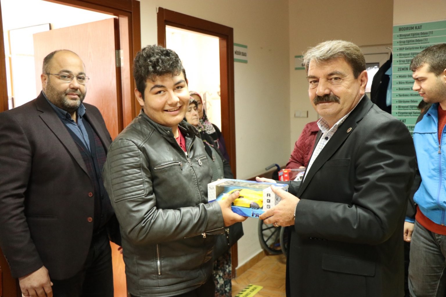 Başkan Sarı çocukları özel günlerinde yalnız bırakmadı