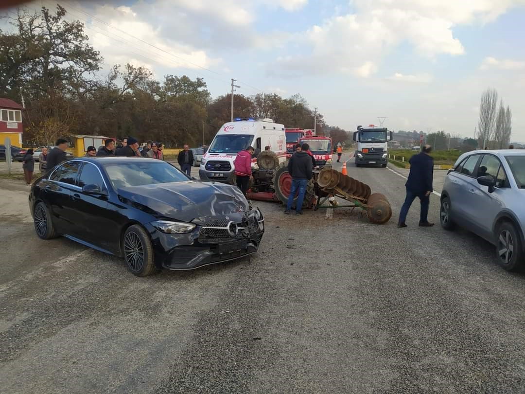TRAKTÖR İLE OTOMOBİLİN ÇARPIŞTI