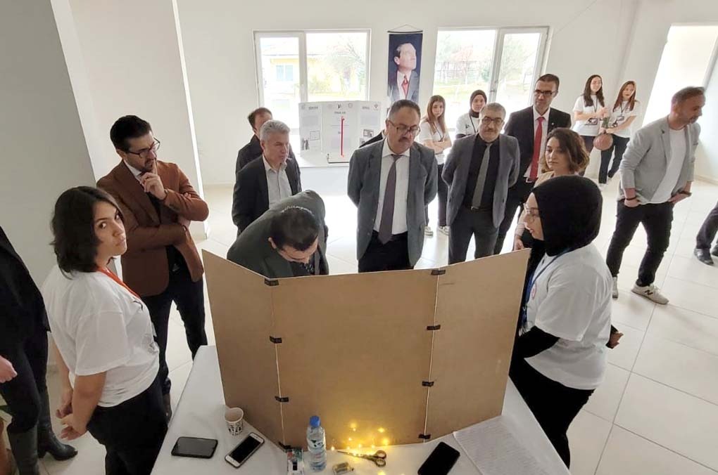 Atatürk Anadolu Lisesinde Bilim Fuarı açıldı