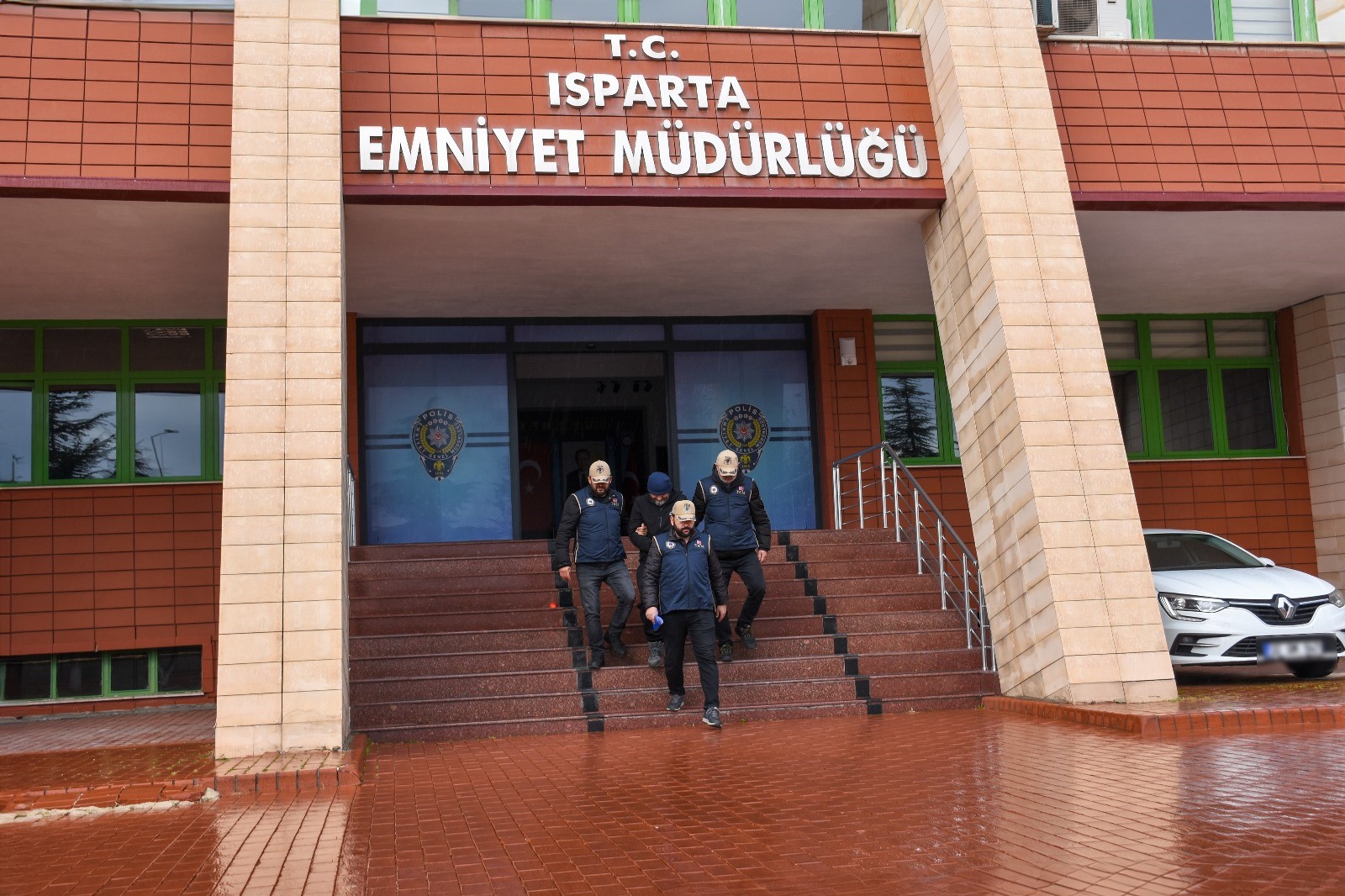 6 YIL 3 AY HAPİS CEZASI İLE ARANIYORDU
