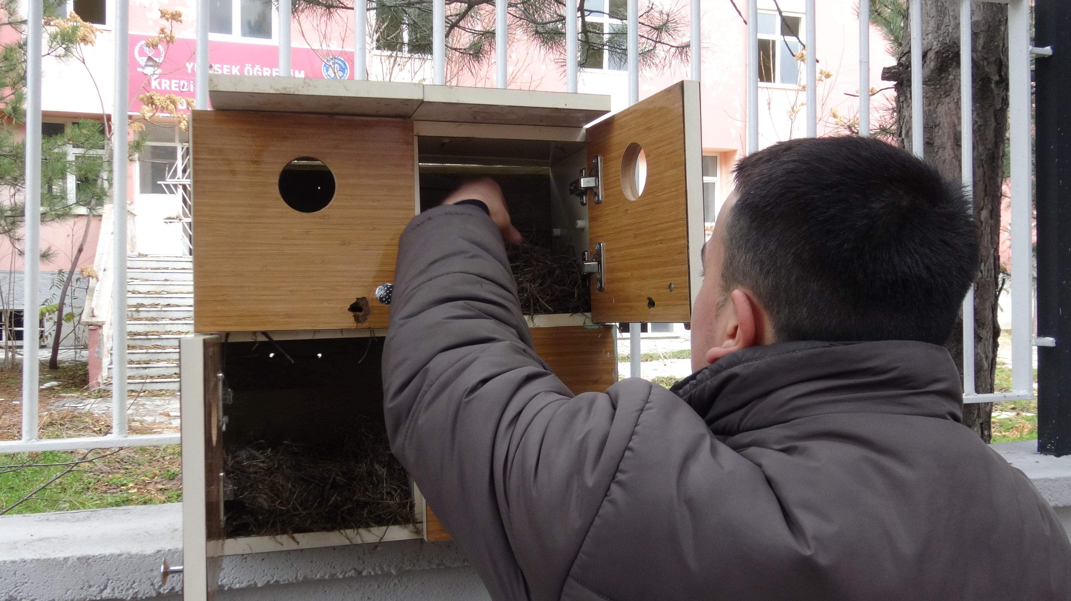 Lise Öğrencileri Eski Ahşap Dolaplardan Kuş Yuvası Yaptı