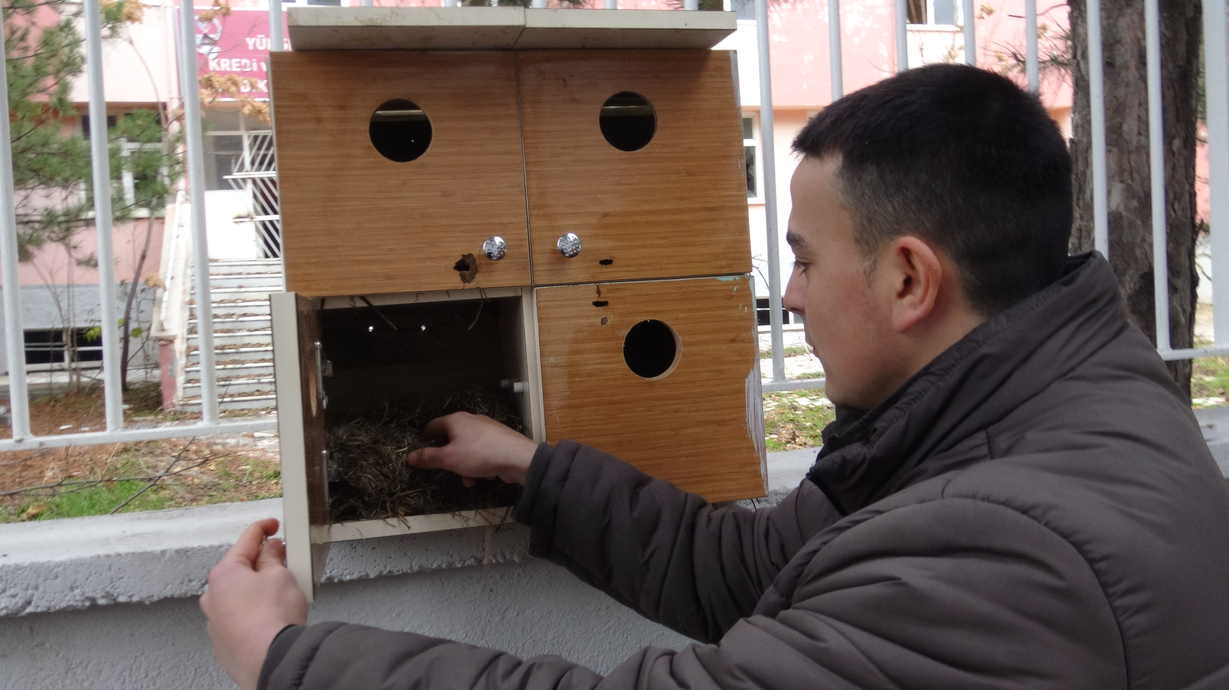 Lise Öğrencileri Eski Ahşap Dolaplardan Kuş Yuvası Yaptı