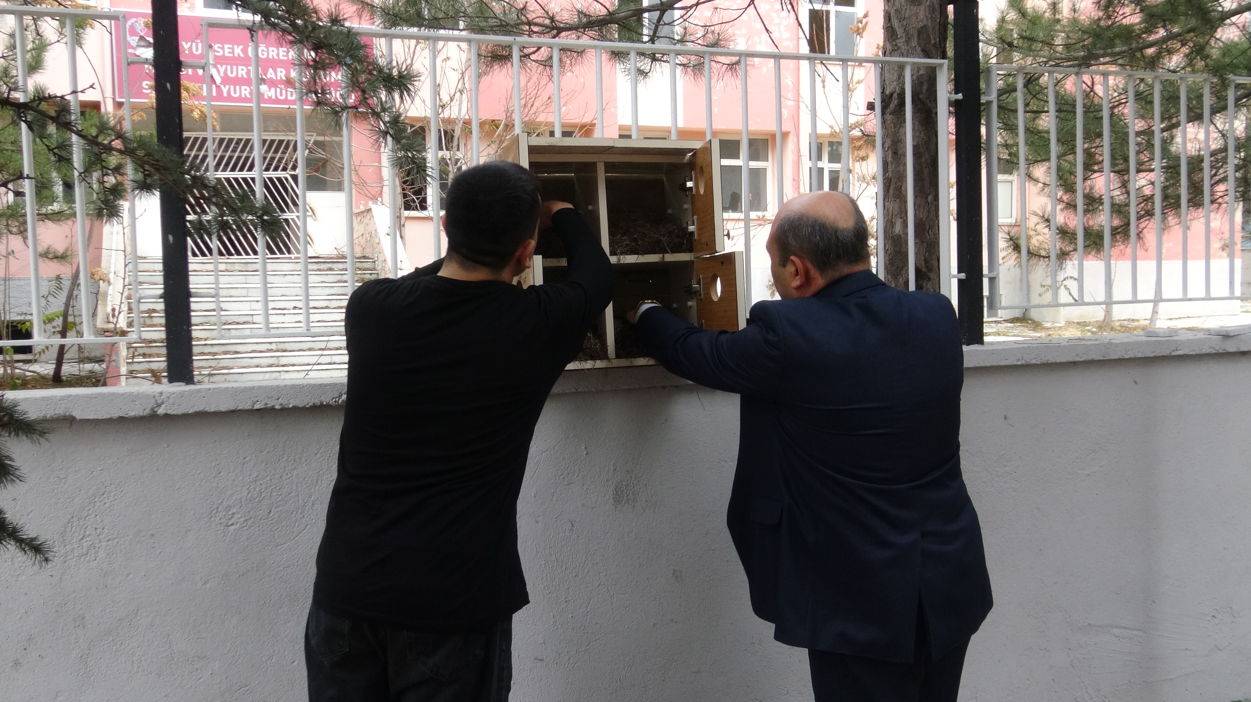 Lise Öğrencileri Eski Ahşap Dolaplardan Kuş Yuvası Yaptı