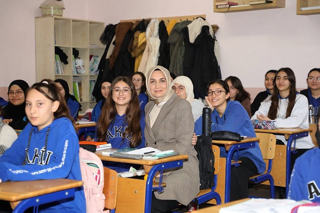 Devlet Anadan ''Anne'' Şefkati. Vali Yiğitbaşı Öğrencilerle Buluştu