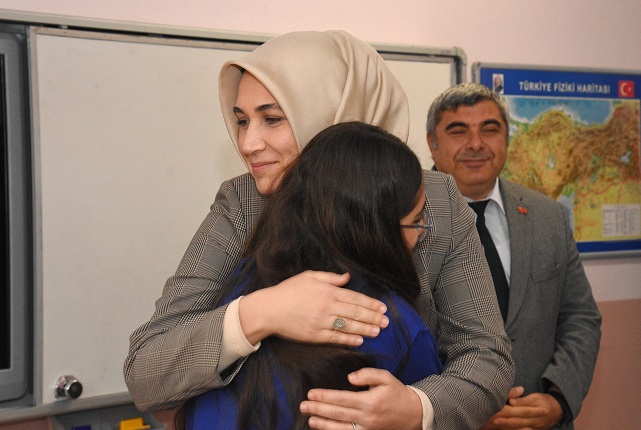 Devlet Anadan ''Anne'' Şefkati. Vali Yiğitbaşı Öğrencilerle Buluştu