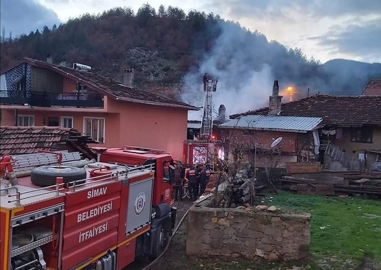 2 Katlı Ahşap Evde Yangın Çıktı
