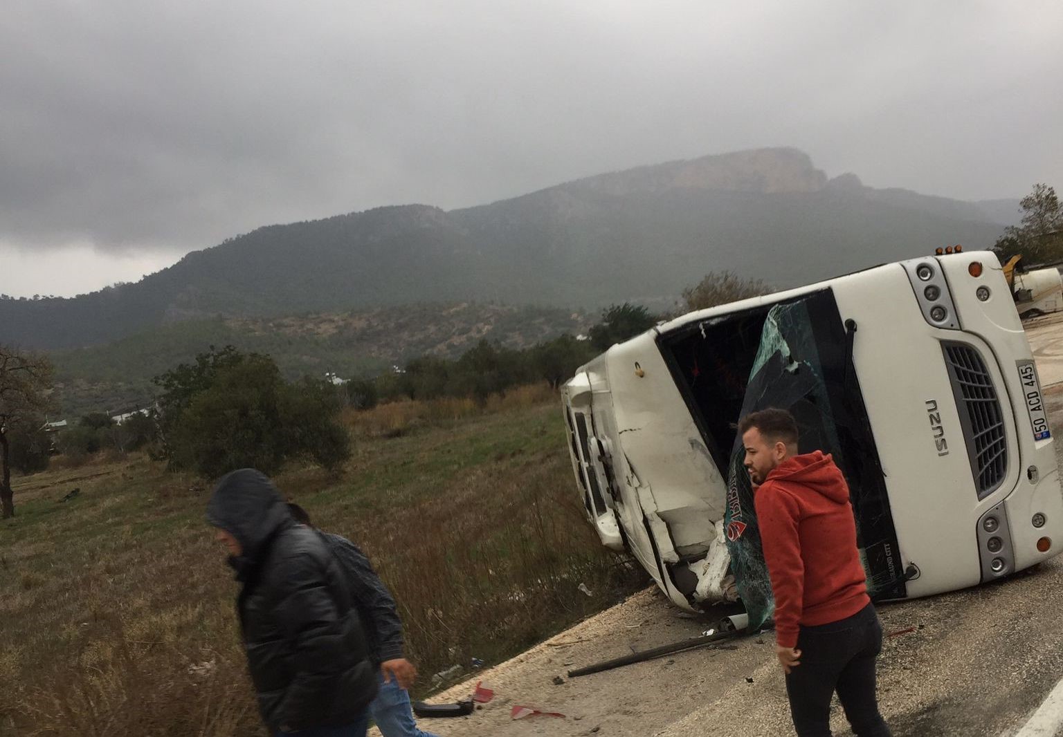 Ambulansa Arkadan Çarpan Otobüs Devrildi: 2 Yaralı