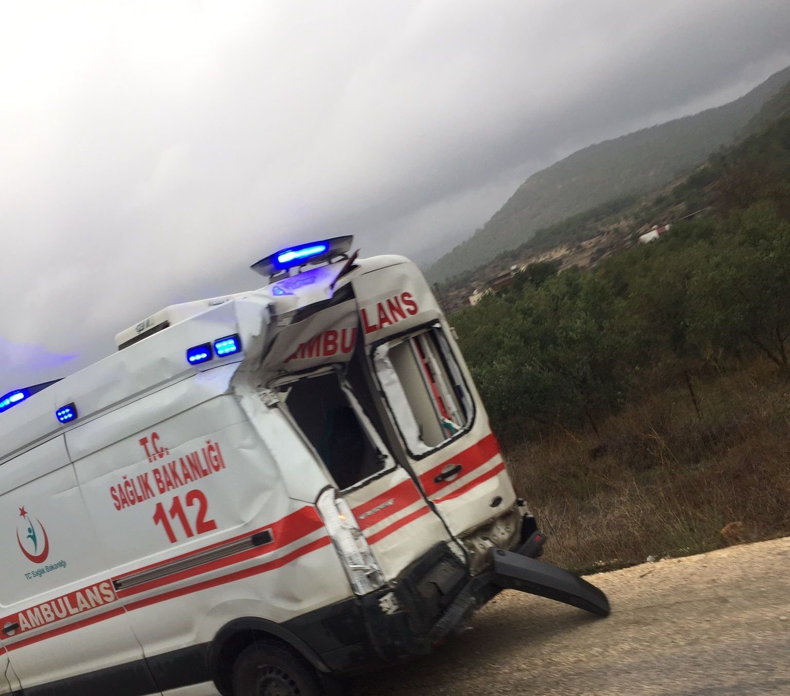 Ambulansa Arkadan Çarpan Otobüs Devrildi: 2 Yaralı