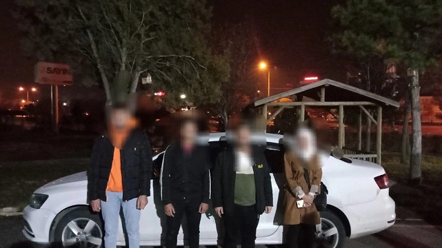Afyon Polisi Şüphelendi. Durdurdukları Otomobilden Göçmen Kaçakçıları Çıktı