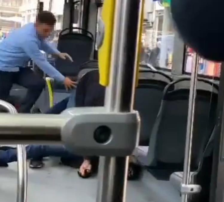 BELEDİYE OTOBÜSÜNDE BIÇAKLI KAVGA