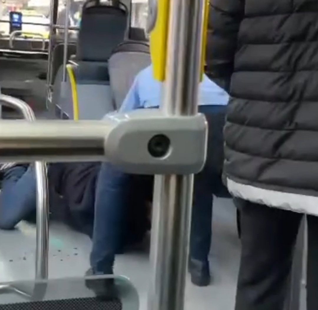BELEDİYE OTOBÜSÜNDE BIÇAKLI KAVGA