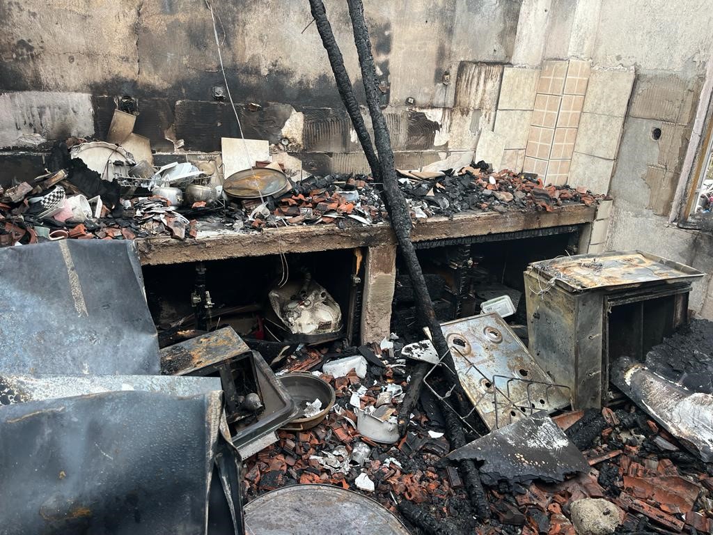 YANGINDA BİR EV TAMAMEN KÜL OLDU