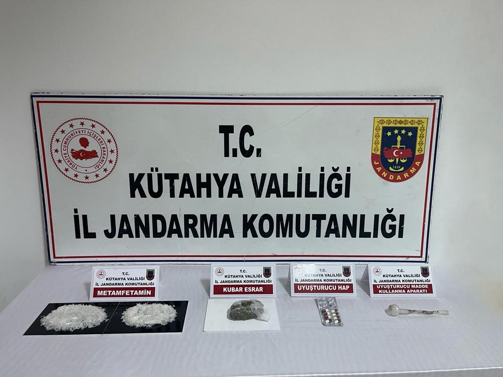DURDURULAN ARAÇTA UYUŞTURUCU ELE GEÇİRİLDİ: