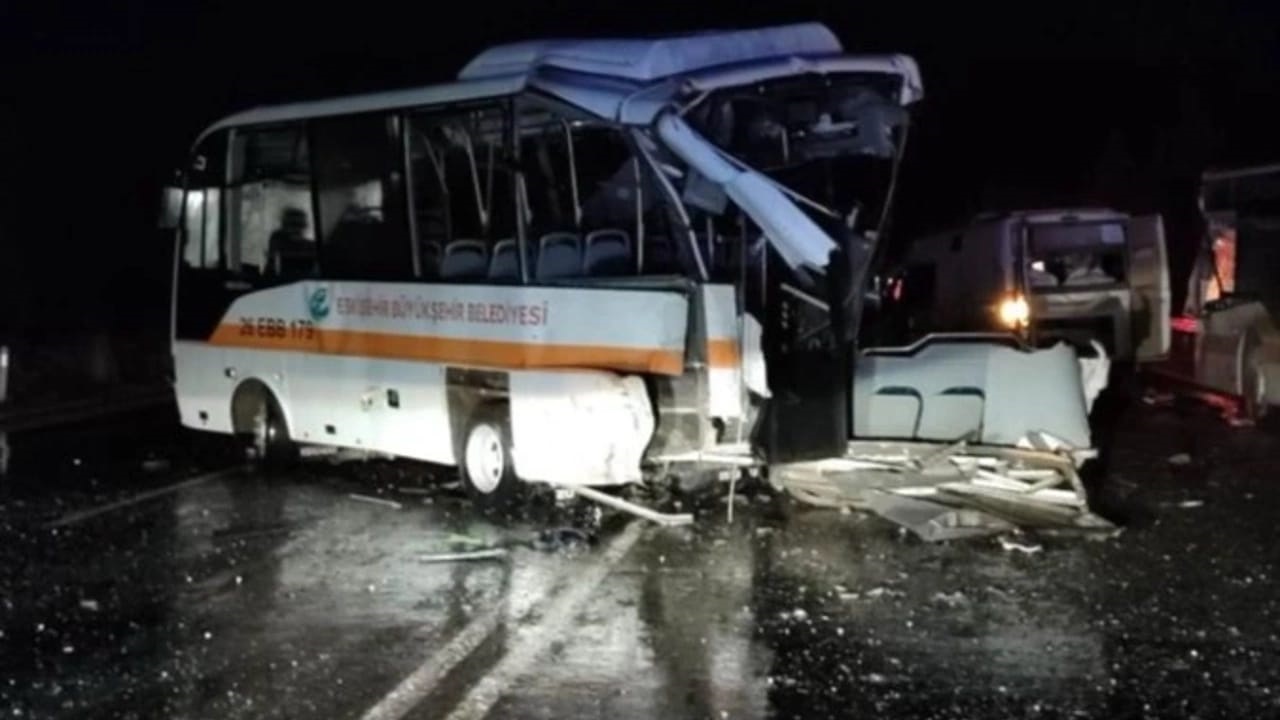 2 otobüs ile 1 servis aracı çarpıştı