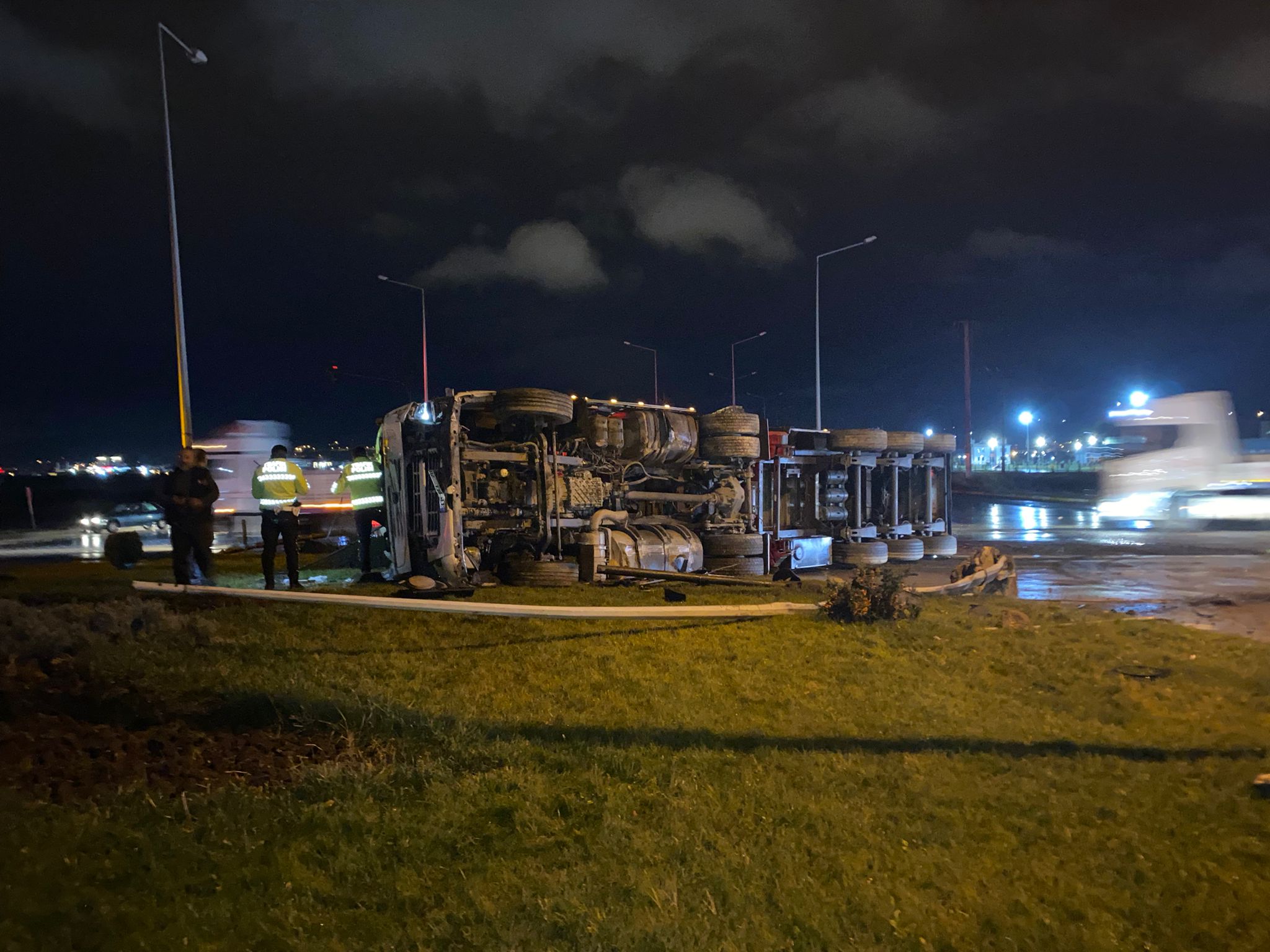 Yağışlı havada kontrolden çıkan tır yan yattı