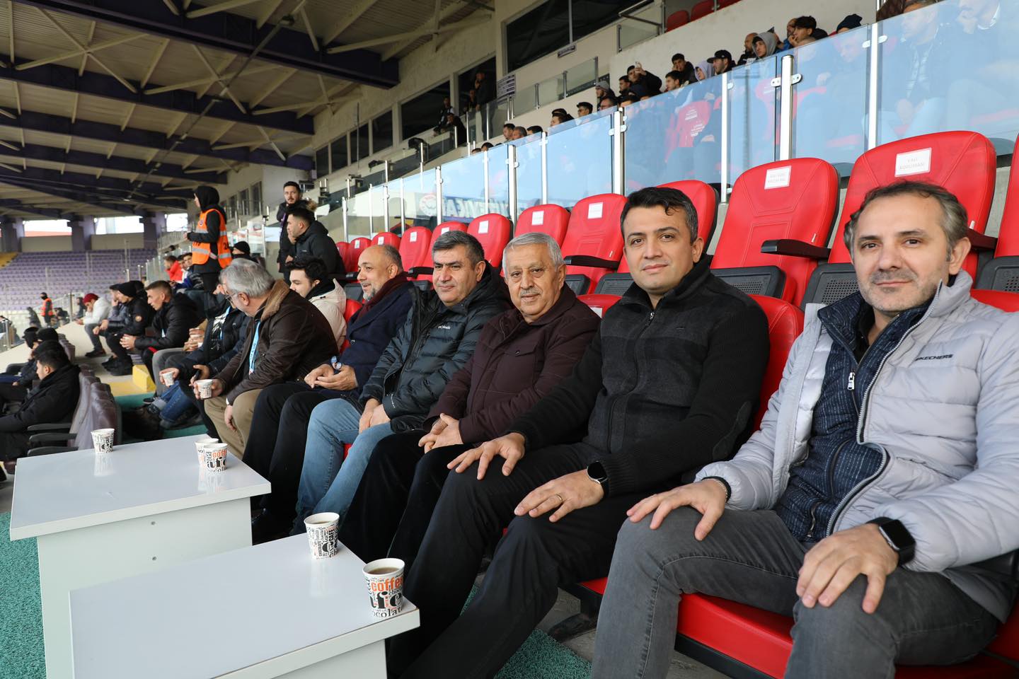 Başkan Zeybek mor şimşekleri yalnız bırakmadı