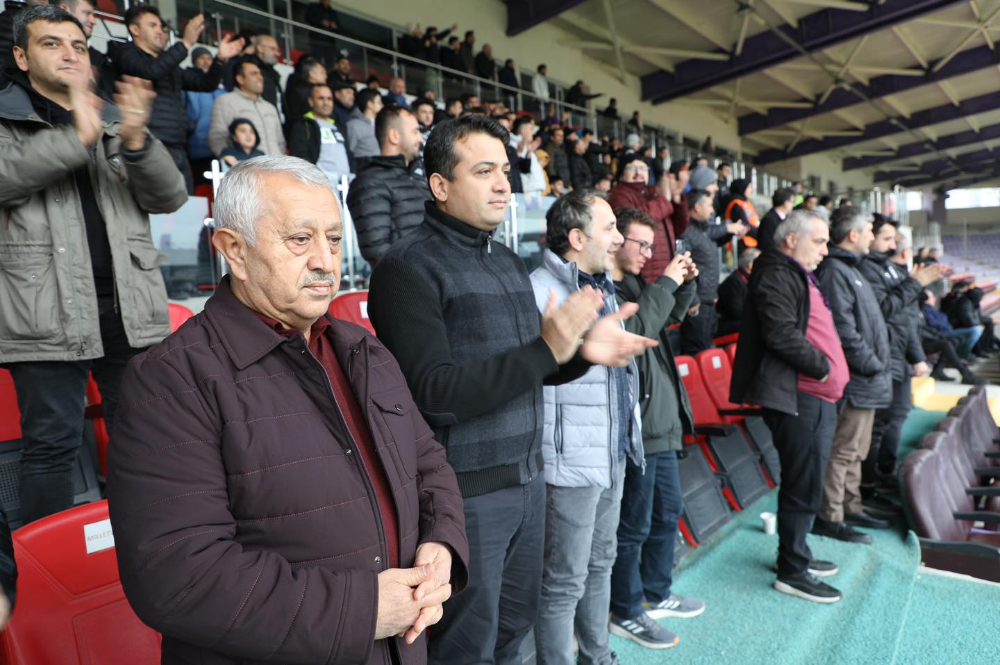 Başkan Zeybek mor şimşekleri yalnız bırakmadı