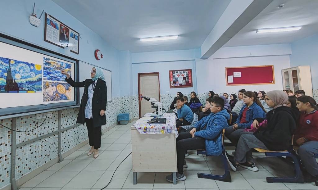 AFSÜ öğretim üyesi ortaokul öğrencileriyle  söyleşi gerçekleştirdi