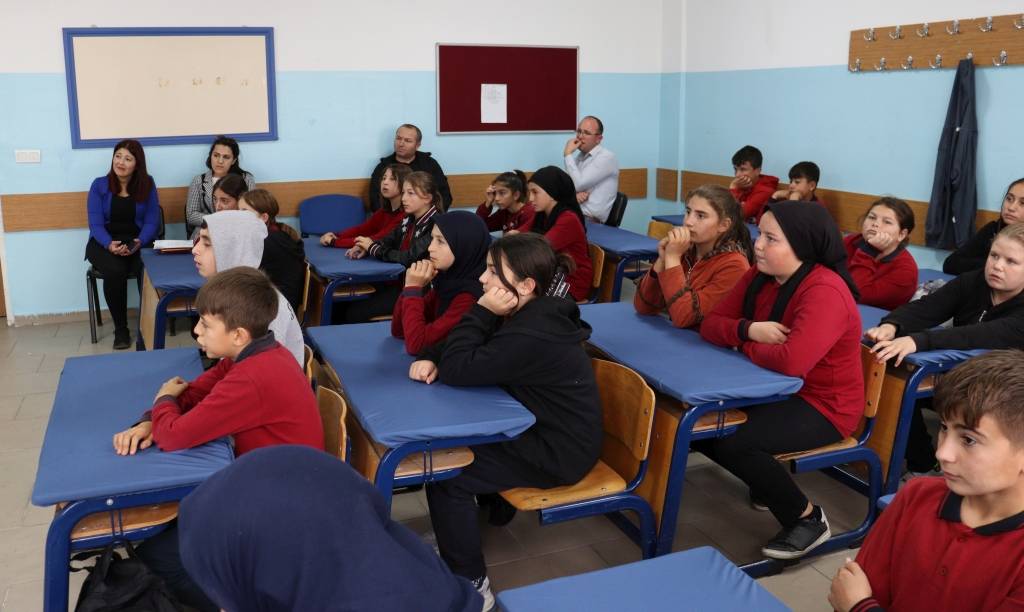 AFSÜ öğretim üyesi ortaokul öğrencileriyle  söyleşi gerçekleştirdi
