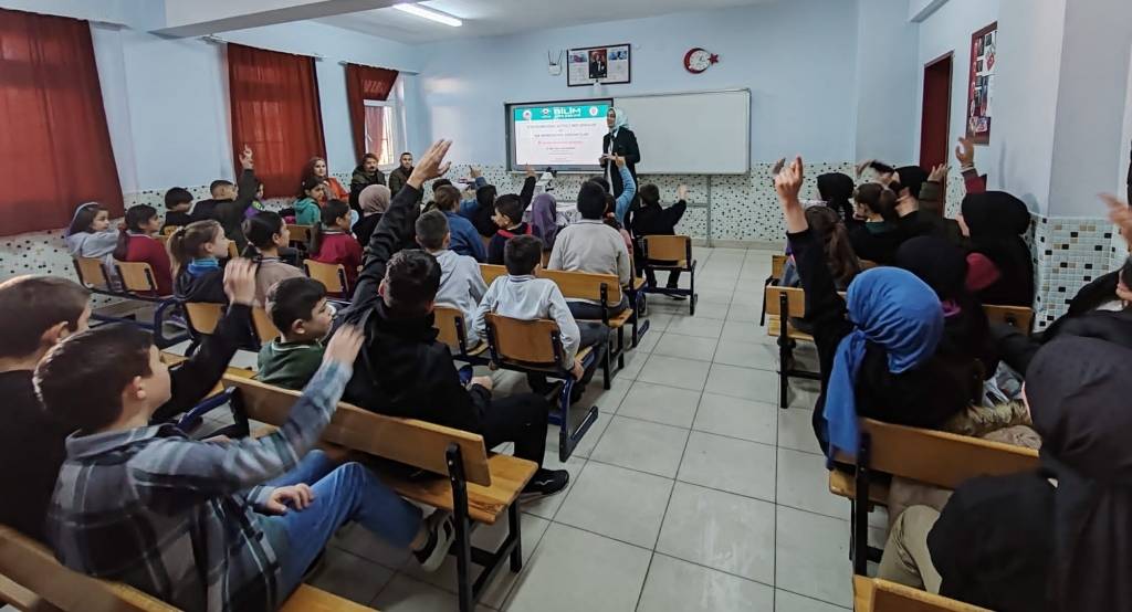 AFSÜ öğretim üyesi ortaokul öğrencileriyle  söyleşi gerçekleştirdi
