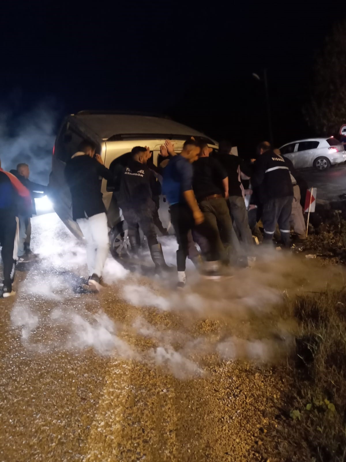İKİ OTOMOBİL KAFA KAFAYA ÇARPIŞTI: