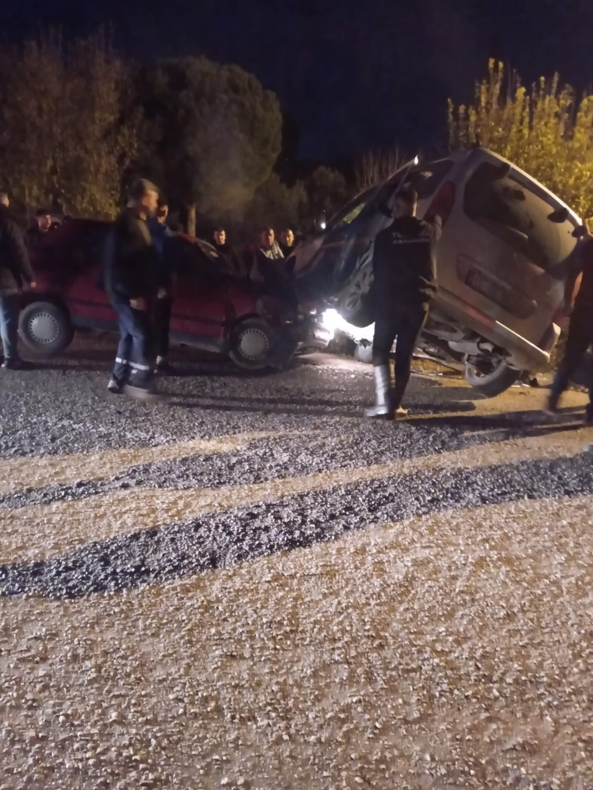 İKİ OTOMOBİL KAFA KAFAYA ÇARPIŞTI: